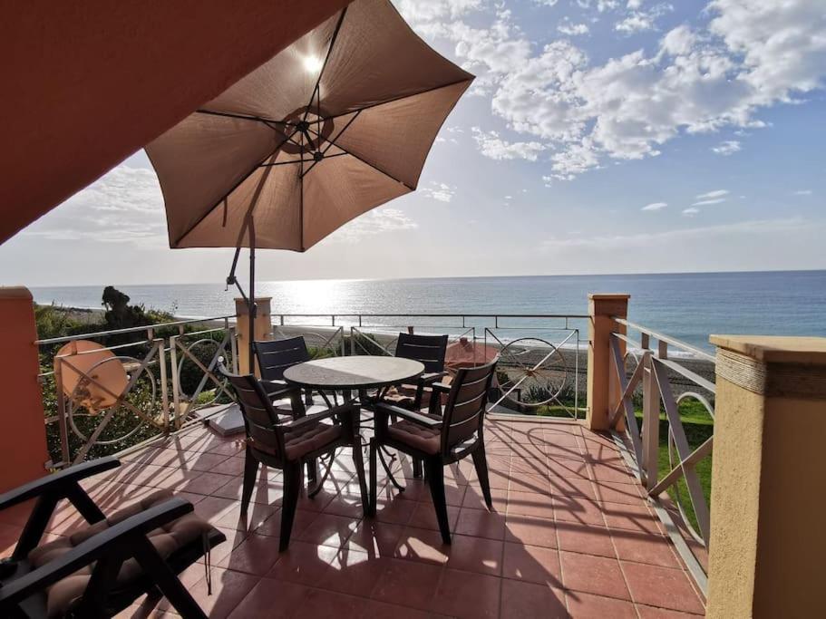 Exclusive Beachfront Penthouse Almayate Alto Extérieur photo